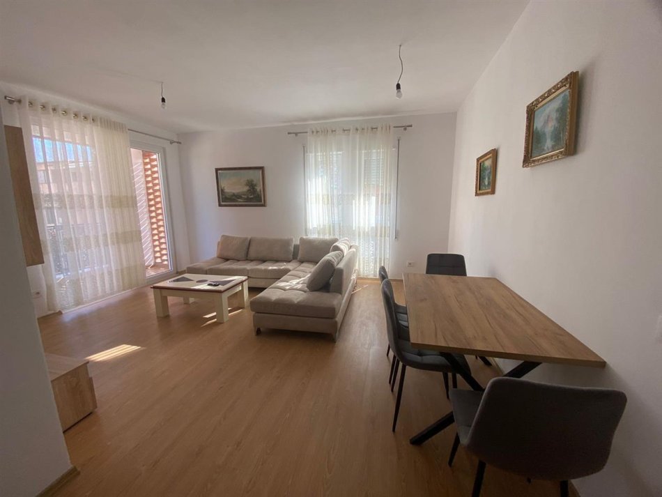 Tirane, jap me qera apartament 2+1+Ballkon Kati 3, 100 m² 600 € (Rruga e Dibres, mbi QSUT)