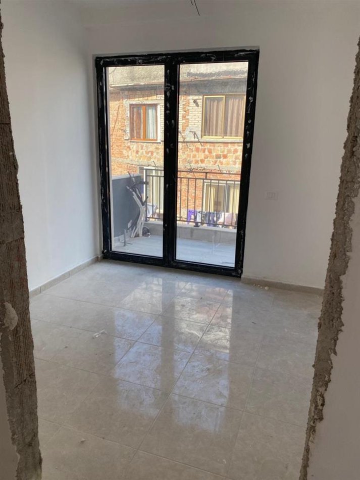Tirane, jap me qera zyre Kati 3, 89 m² (prane Pazarit te Ri)