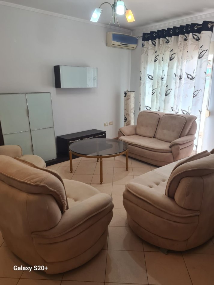 Tirane, jepet me qera apartament 2+1 Kati 5, 106 m² 650 € (Sheshi Wilson)