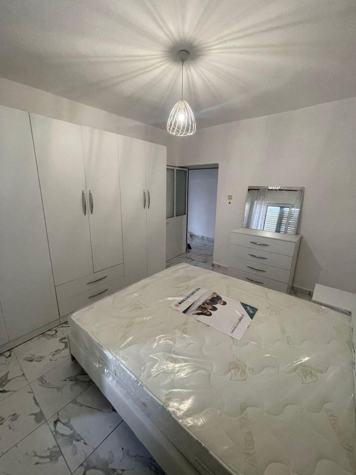 Tirane, jepet me qera apartament 1+1 Kati 1, 57 m² 380 € (Kinostudio)