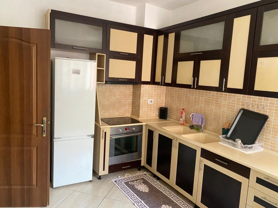 Tirane, jepet me qera apartament 2+1 Kati 4, 126 m² 500 € (rrapo hekali)