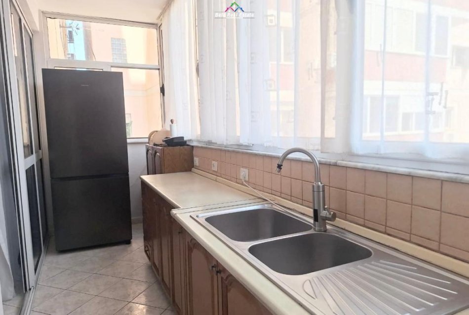 Tirane, jepet me qera apartament 3+1+Ballkon Kati 7, 110 m² 700 € (SELVIA)