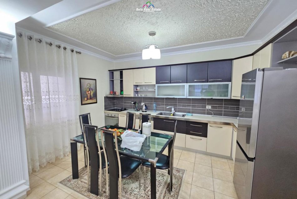 Tirane, jepet me qera apartament 3+1 Kati 2, 140 m² 700 € (Rruga Aleksander Moisiu)