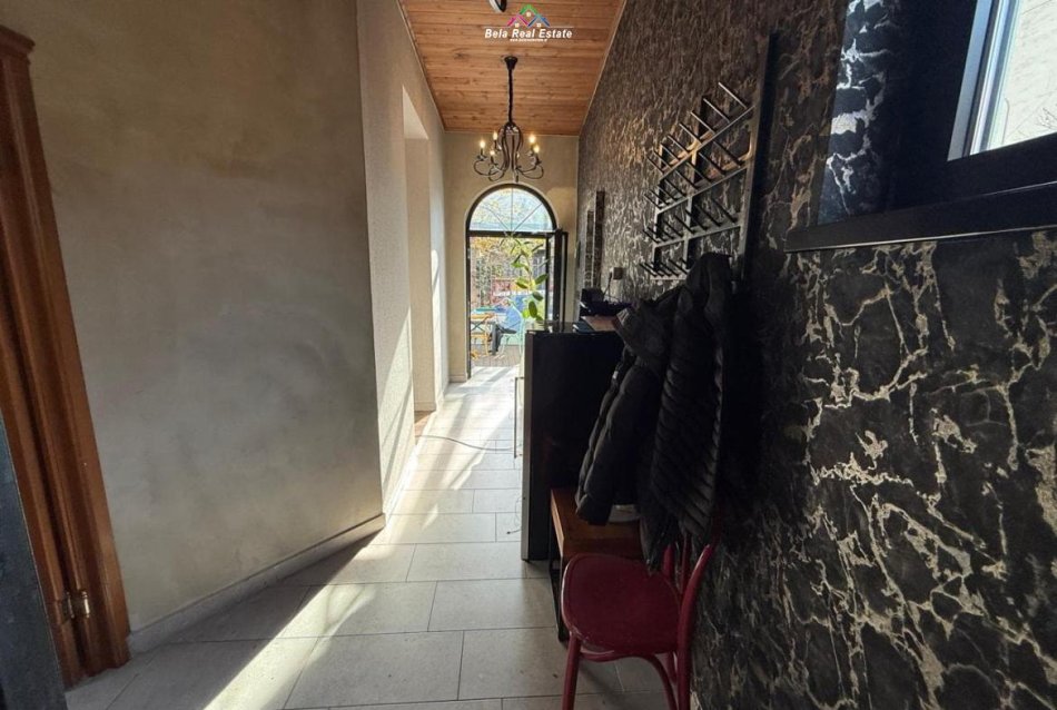 Tirane, jepet me qera bar-resorant Kati 0, 230 m² 2.000 € (pazari i ri)