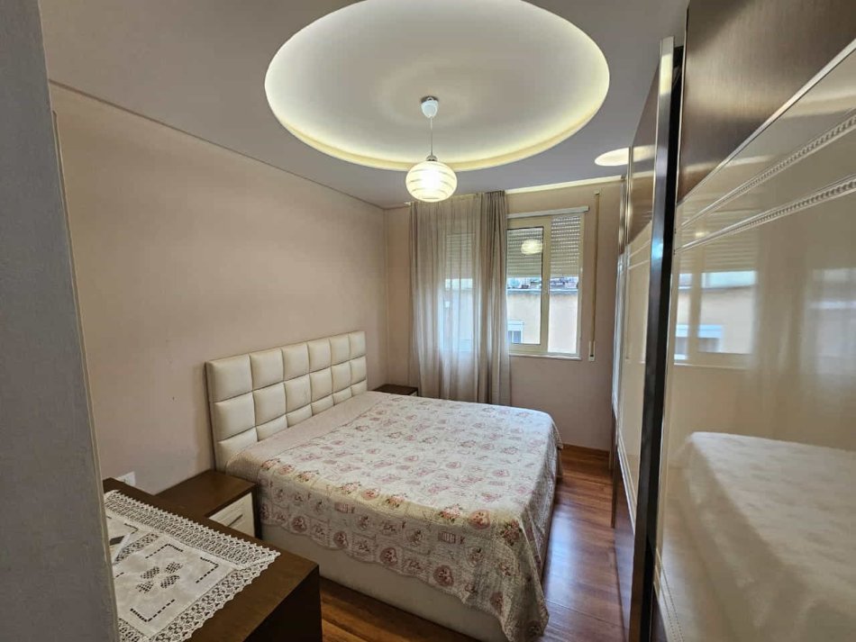 Tirane, jepet me qera apartament 1+1+Ballkon Kati 4, 74 m² 600 € (RRuga Thanas Ziko)