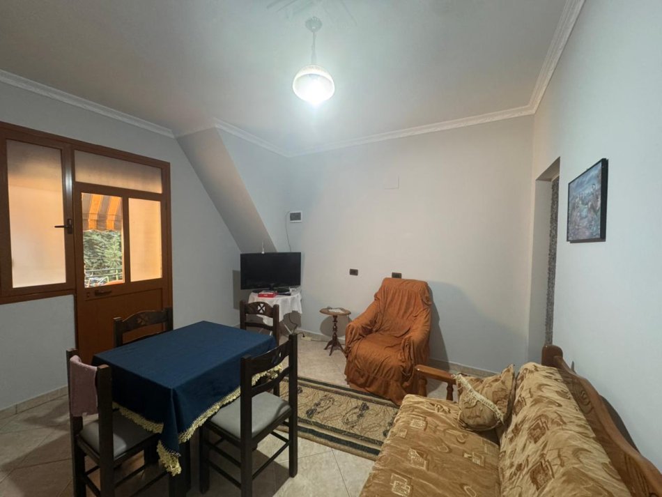 Tirane, jepet me qera apartament 1+1+Ballkon Kati 2, 65 m² 250 € (rruga osbe)