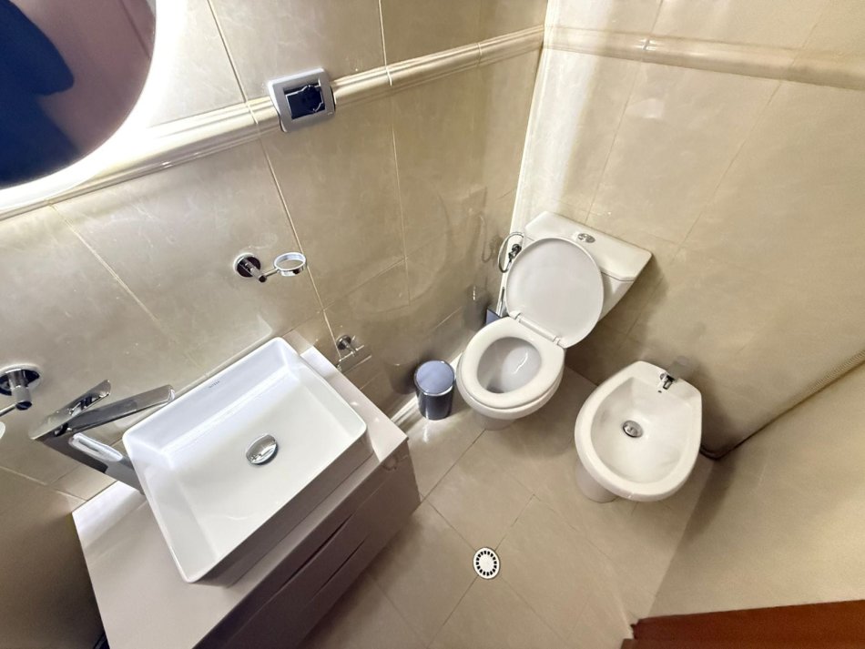 Tirane, jepet me qera zyre Kati 3, 100 m² 1000 € (Blloku)