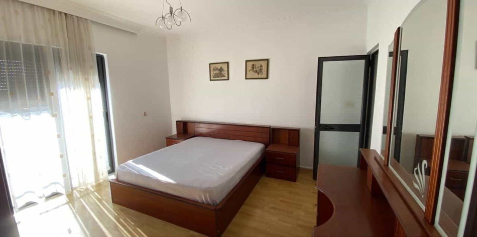 Tirane, jepet me qera apartament 2+1 Kati 2, 170 m² 500 € (Rruga Besa)