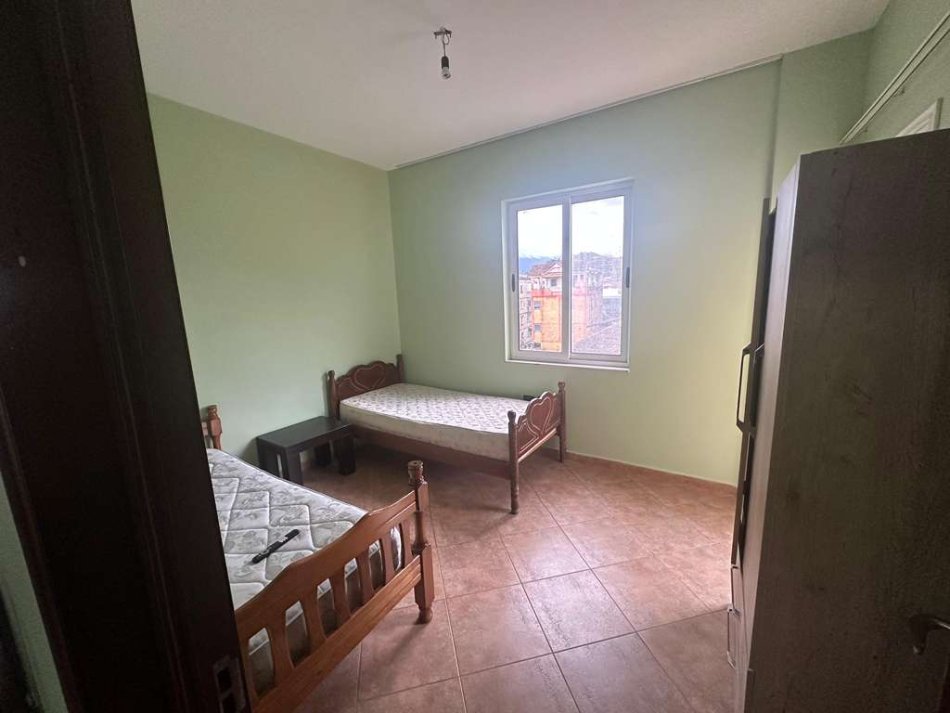 Jepet me qera apartament 2+1 Kati 3, 350 € (Kombinat)