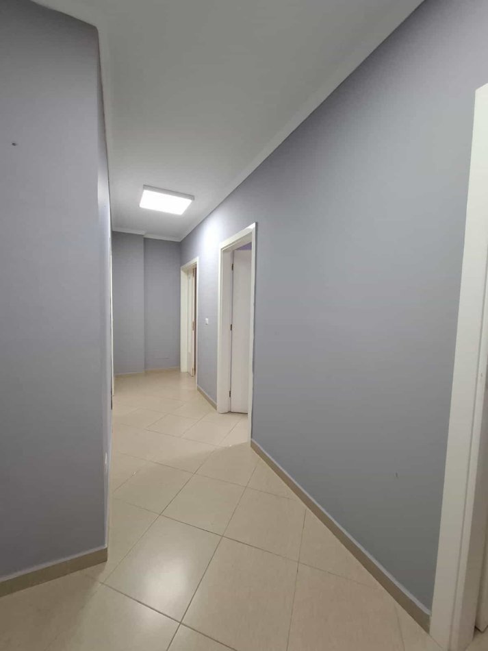 Tirane, jepet me qera zyre Kati 1, 95 m² 800 € (Qender)
