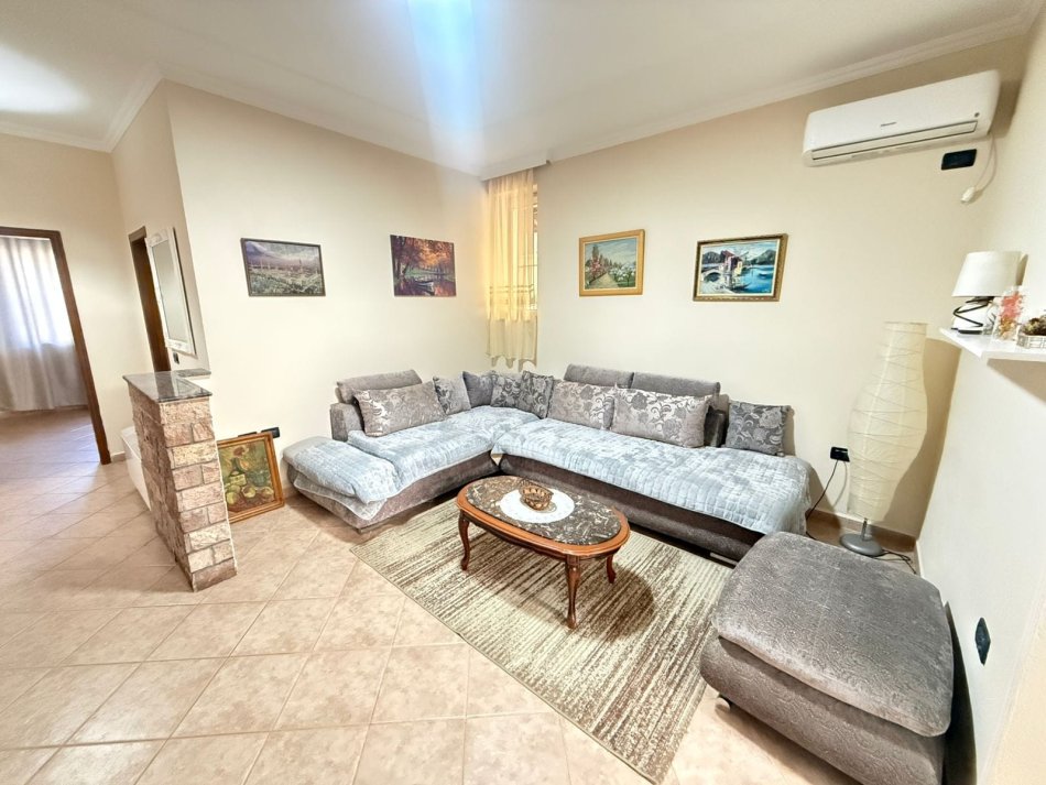 Tirane, jepet me qera apartament 1+1+Ballkon Kati 1, 65 m² 600 € (hoxha tahsim)