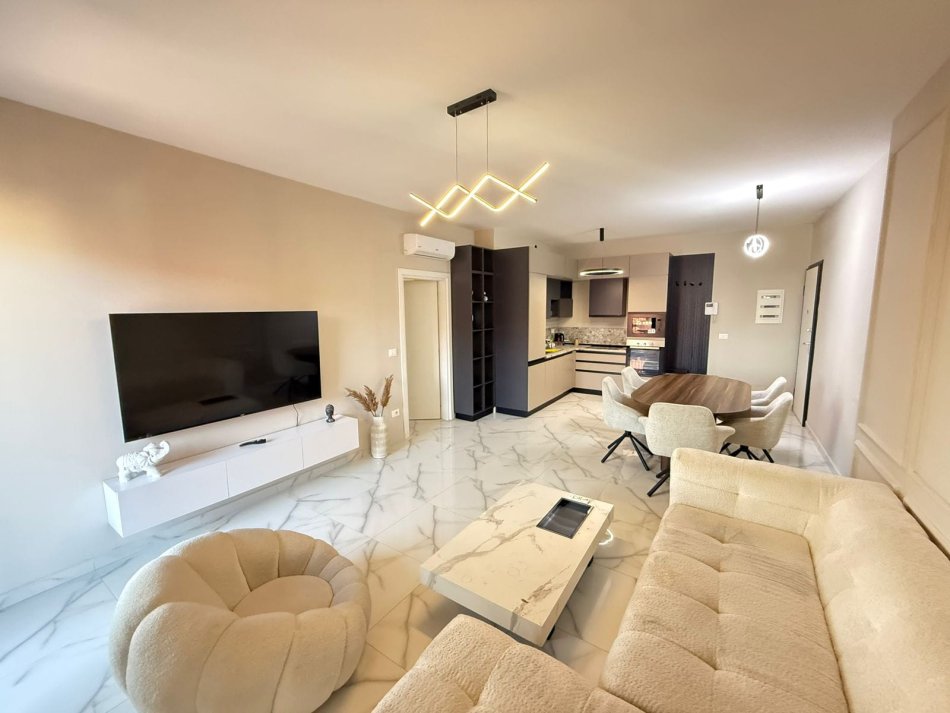 Tirane, jepet me qera apartament 3+1+Ballkon Kati 15, 130 m² 1.900 € (garden buildig)