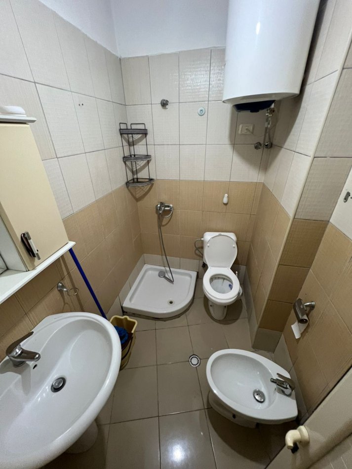 Tirane, jepet me qera apartament 1+1 Kati 7, 55 m² 400 € (Rruga Tom Plezha)