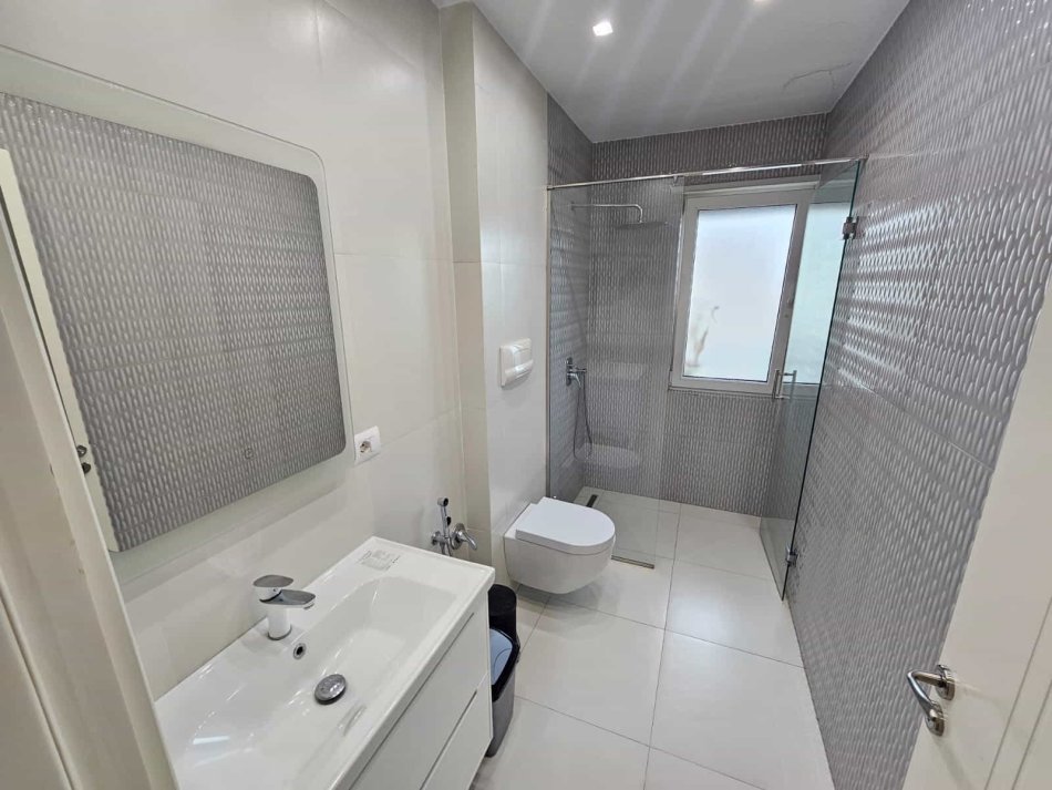 Tirane, jepet me qera apartament 3+1 Kati 3, 130 m² 1.340 € (Teg)