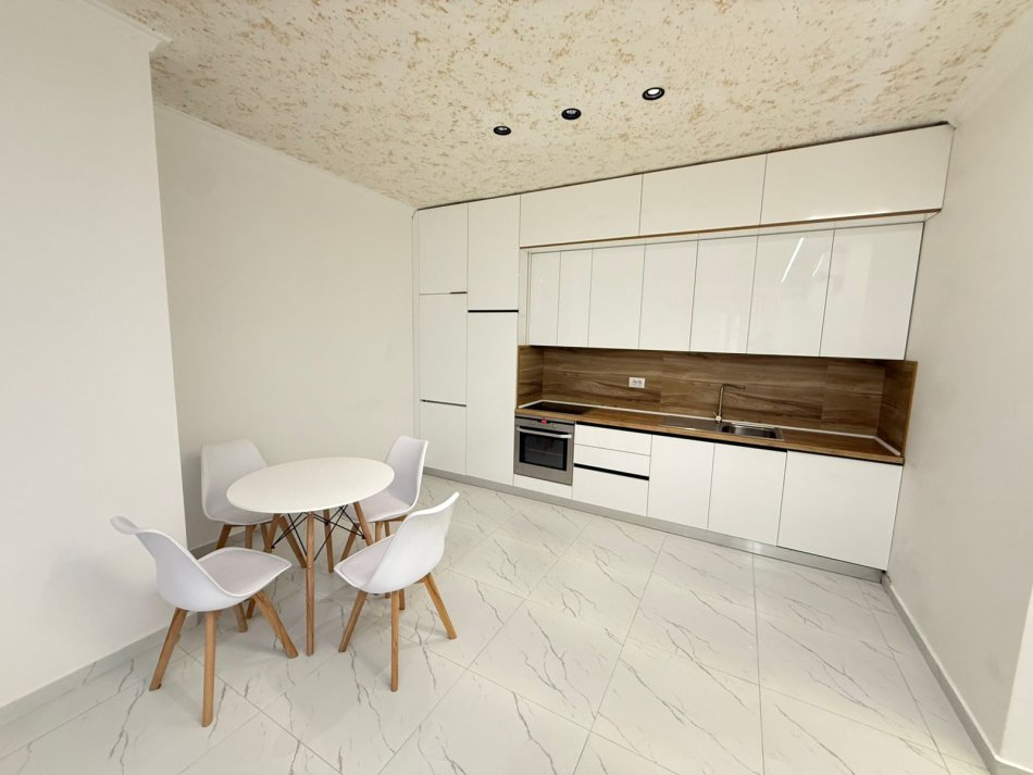 Tirane, jepet me qera apartament 1+1 Kati 1, 67 m² 720 € (Rruga Hysni Gerbolli)