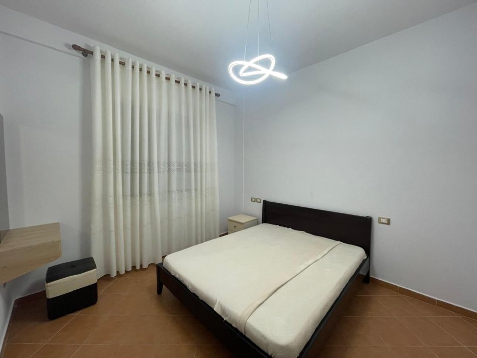 Tirane, jepet me qera apartament 1+1+Ballkon Kati 1, 660 m² 500 € (Inxhinieria Ndertimit)