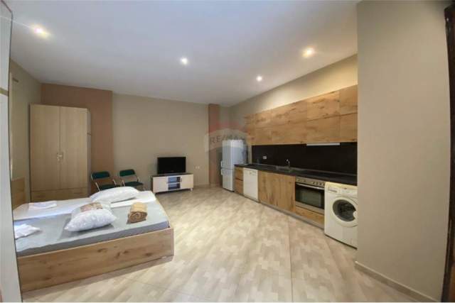 Tirane, jepet me qera garsonier Kati 0, 35 m² 250 Euro (BILL KLINTON)