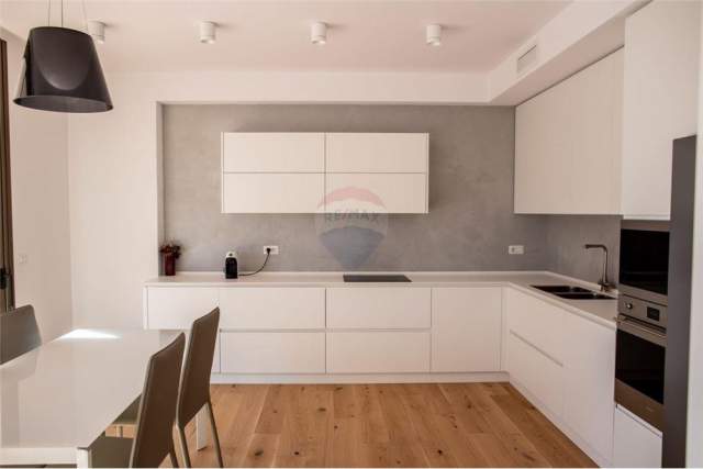 Tirane, jepet me qera apartament 3+1 540 m²  (teg)