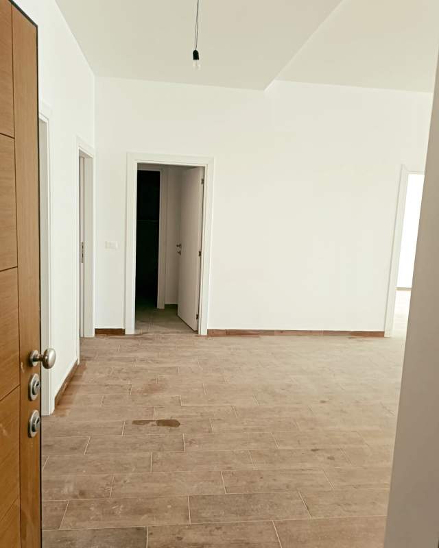 Tirane, jepet me qera zyre Kati 2, 140 m² 850 Euro (Rruga Kongresi Manastirit)