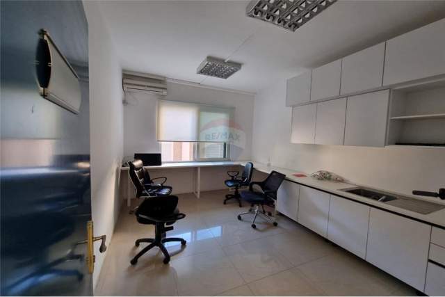 Tirane, jepet me qera ambjent biznesi 222 m² 2.350 Euro (bllok)