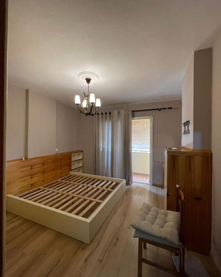Tirane, jepet me qera apartament 1+1+Ballkon Kati 3, 100 m² 600 € (komuna e parisit