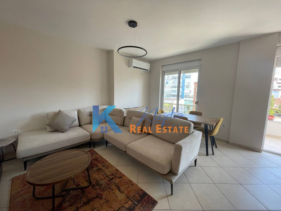 Tirane, jepet me qera apartament 2+1 Kati 3, 110 m² 850 € (Rruga e Kavajes, afer Kishes Katolike)