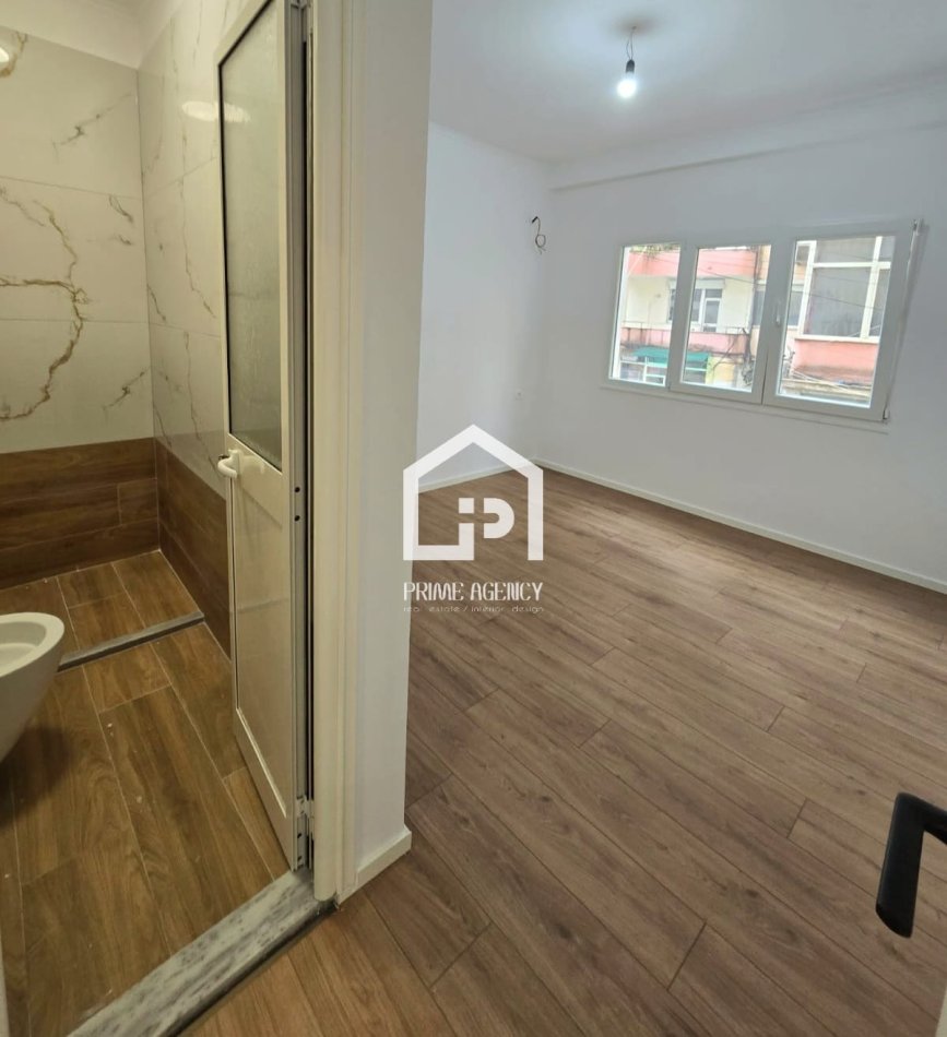 SHITET APARTAMENT 2+1+2/Rruga Faik Konica/Mbrapa Gjuhëve të Huaja