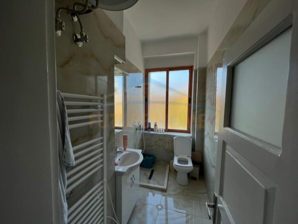 Korce, jepet me qera apartament 2+1 Kati 3, 70 m² 250 € (Lagjia 9, Korçë.)