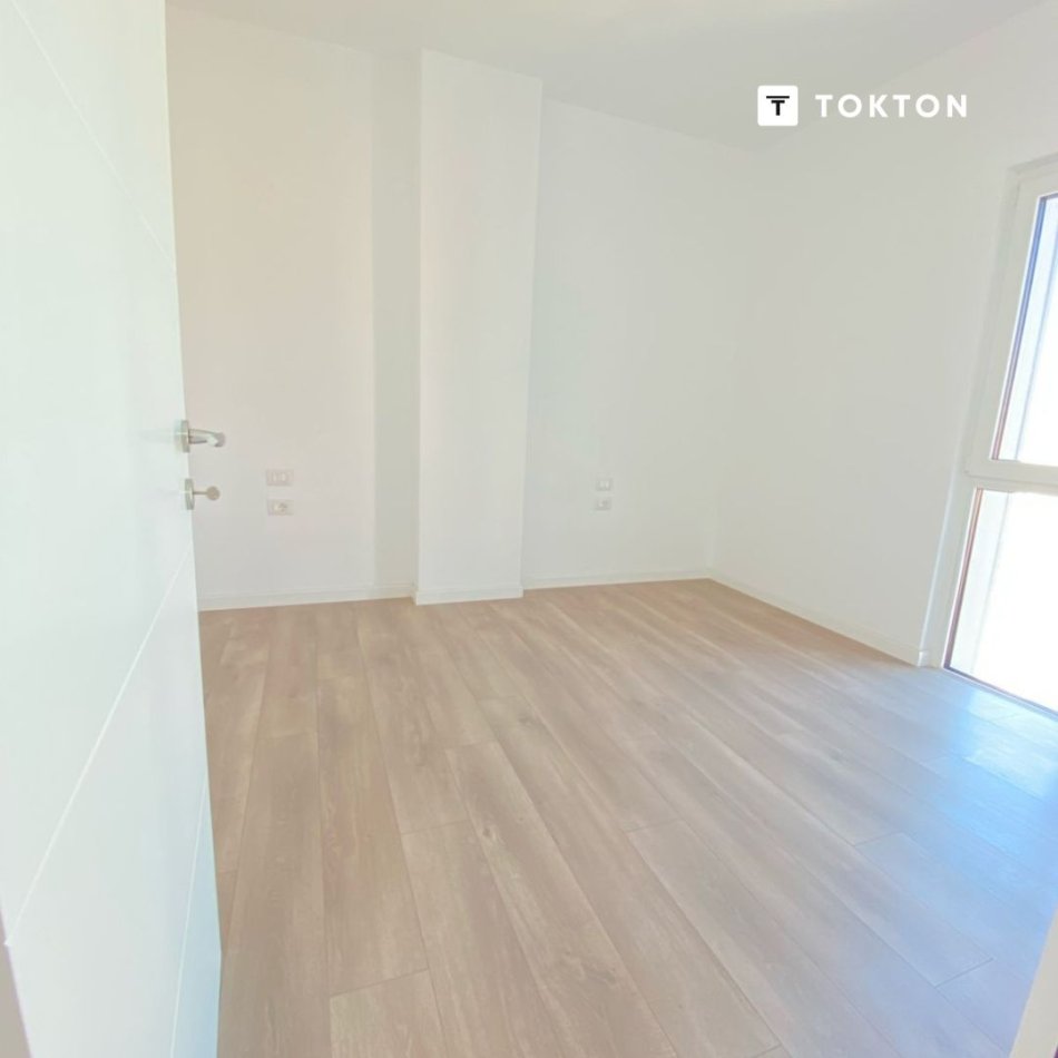 Tirane, jepet me qera ambjent biznesi Kati 6, 100 m² 600 € (RRuga 5 Maji, Emerald Center, TT 1871)