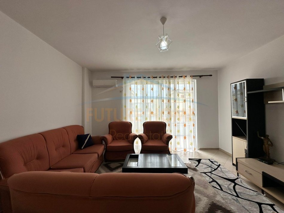 Tirane, jepet me qera apartament 2+1+Aneks+Ballkon Kati 7, 85 m² 400 € (astir)