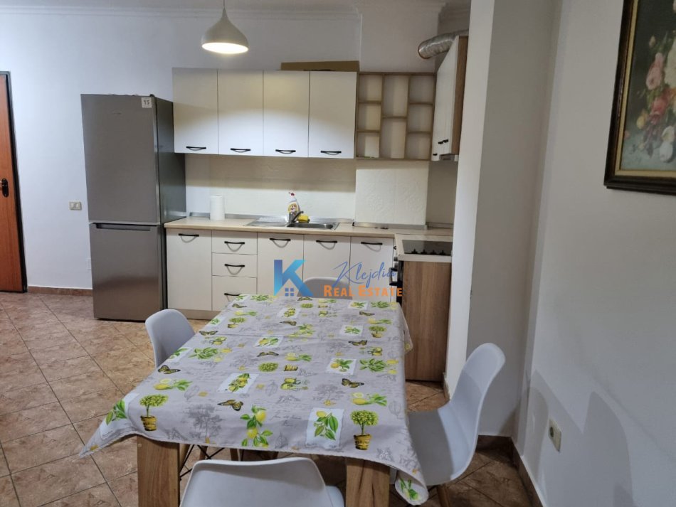 Tirane, jap me qera apartament 2+1+Ballkon Kati 5, 90 m² (Astir, afer bar Univers)