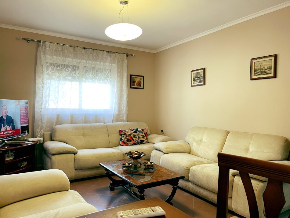 Tirane, jepet me qera apartament 2+1+Ballkon Kati 3, 75 m² 800 € (Ambasada Kineze, Rruga e Durrësit)