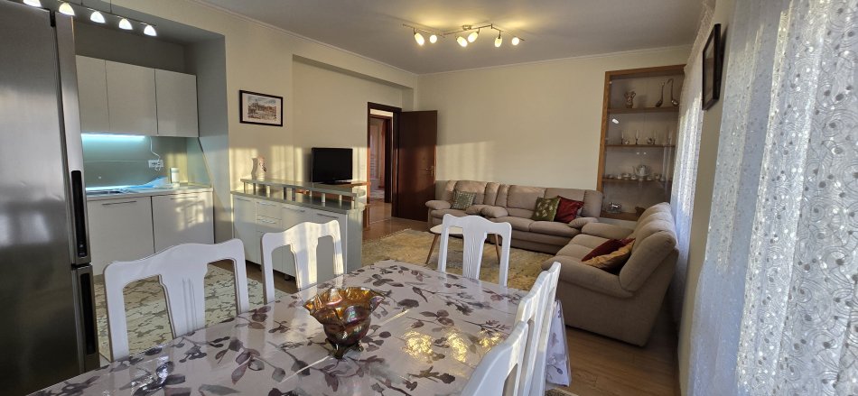 Tirane, jepet me qera apartament 2+1+Ballkon Kati 7, 115 m² 750 € (Sheshi Avni Rustemi)