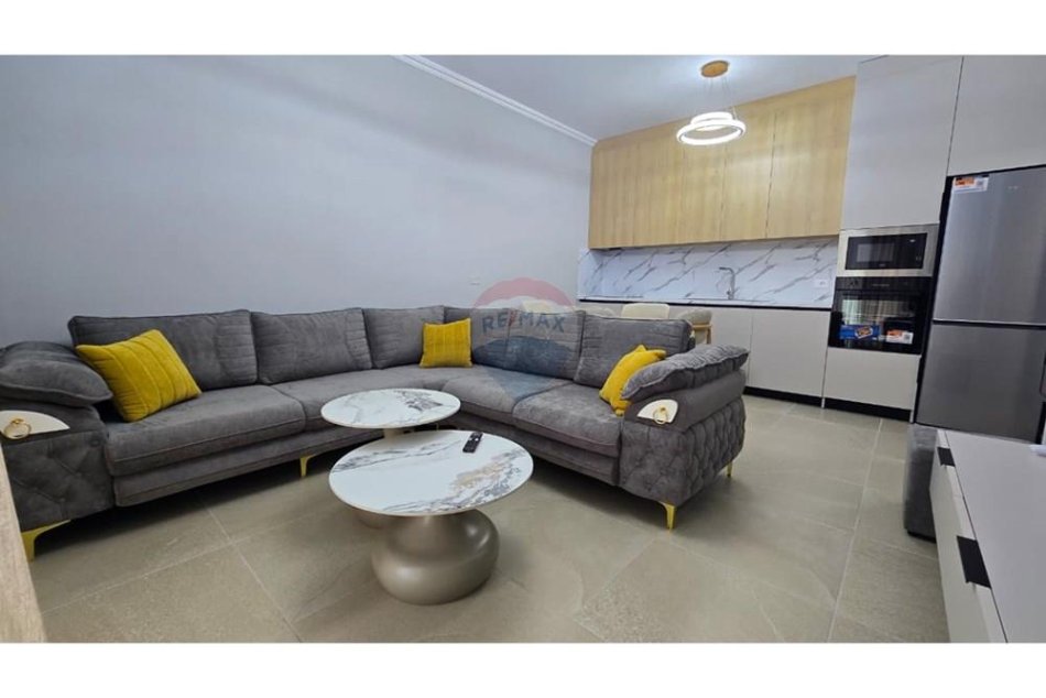 Tirane, jepet me qera 2+1 , 120 m² 1.200 €