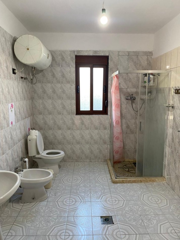 Tirane, jepet me qera shtepi 2+1+Ballkon Kati 1, 120 m²  (Kamez)