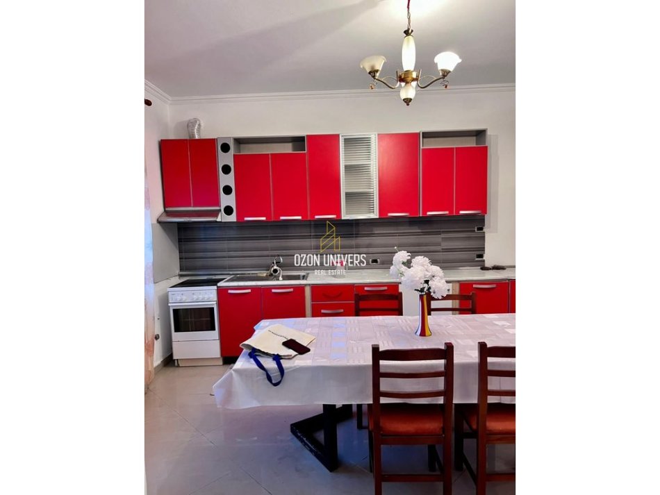 Tirane, jepet me qera apartament 2+1+Ballkon Kati 2, 110 m² 520 € (Selitë, Tiranë)