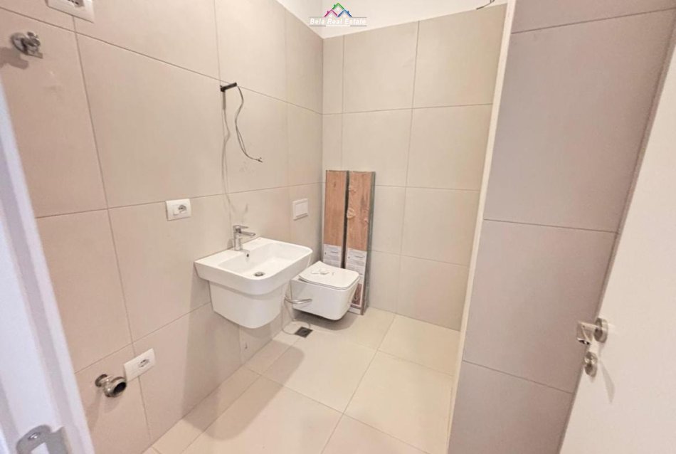 Tirane, jepet me qera zyre Kati 12, 67 m² 450 € (Rruga e Barrikadave)