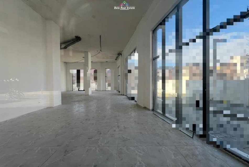Tirane, jepet me qera dyqan Kati 0, 154 m² 2.500 € (Xhamllik)