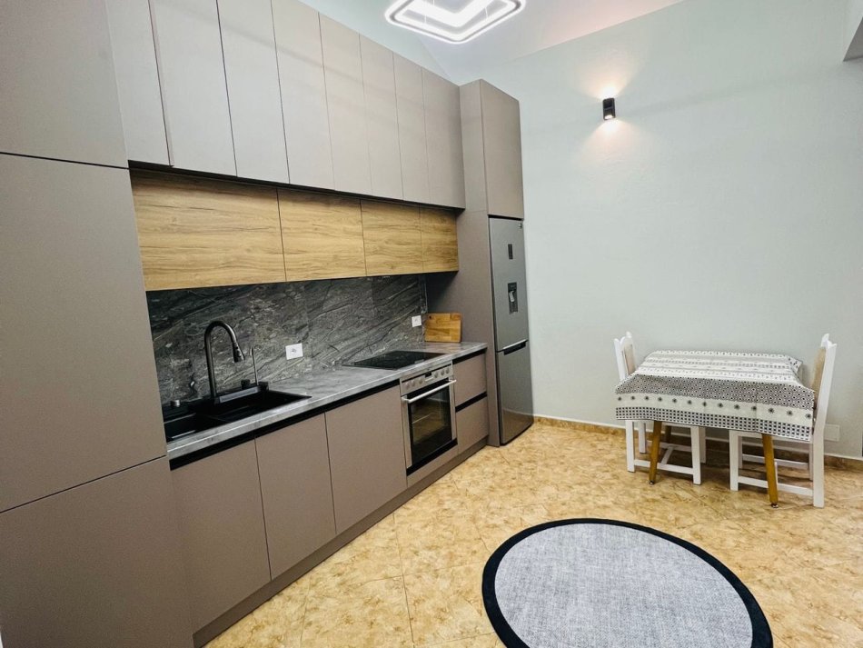 Tirane, jepet me qera apartament 2+1 Kati 4, 80 m² 777 € (Rruga Vace Zela)