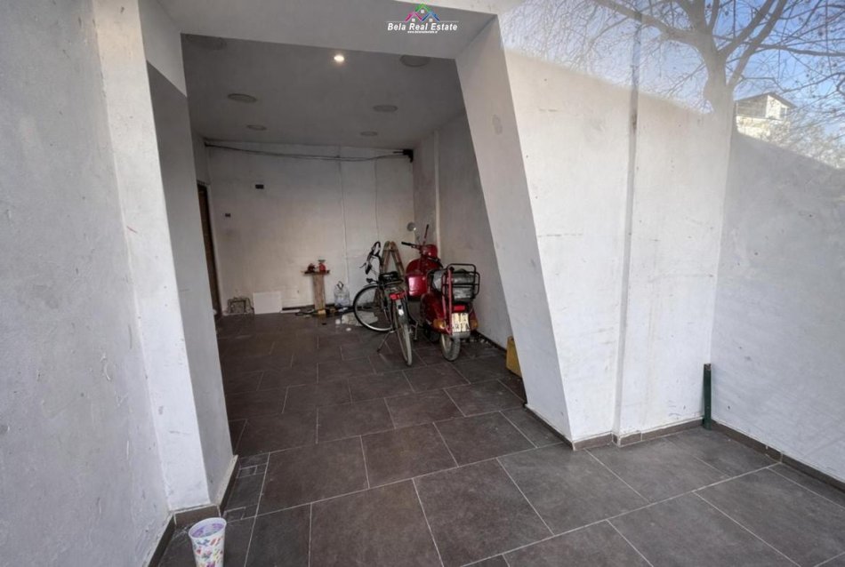 Tirane, jepet me qera dyqan Kati 0, 25 m² 900 € (Rruga e Kavajes)