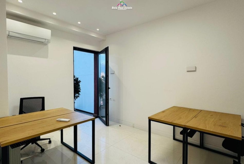Tirane, jepet me qera zyre Kati 6, 80 m² 940 € (Rruga e Kavajes)