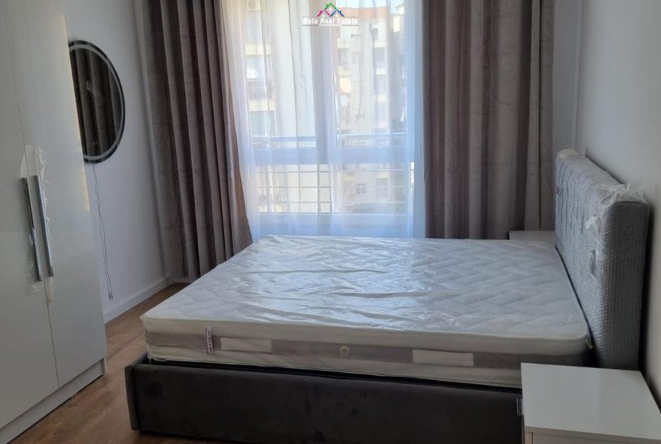 Tirane, jepet me qera apartament 1+1 Kati 4, 70 m² 850 € (Komuna e parisit)