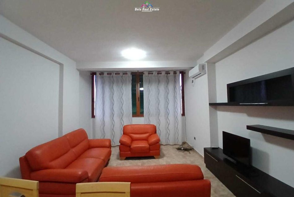 Tirane, jepet me qera apartament 1+1 Kati 10, 100 m² 600 € (prane kishes katolike)