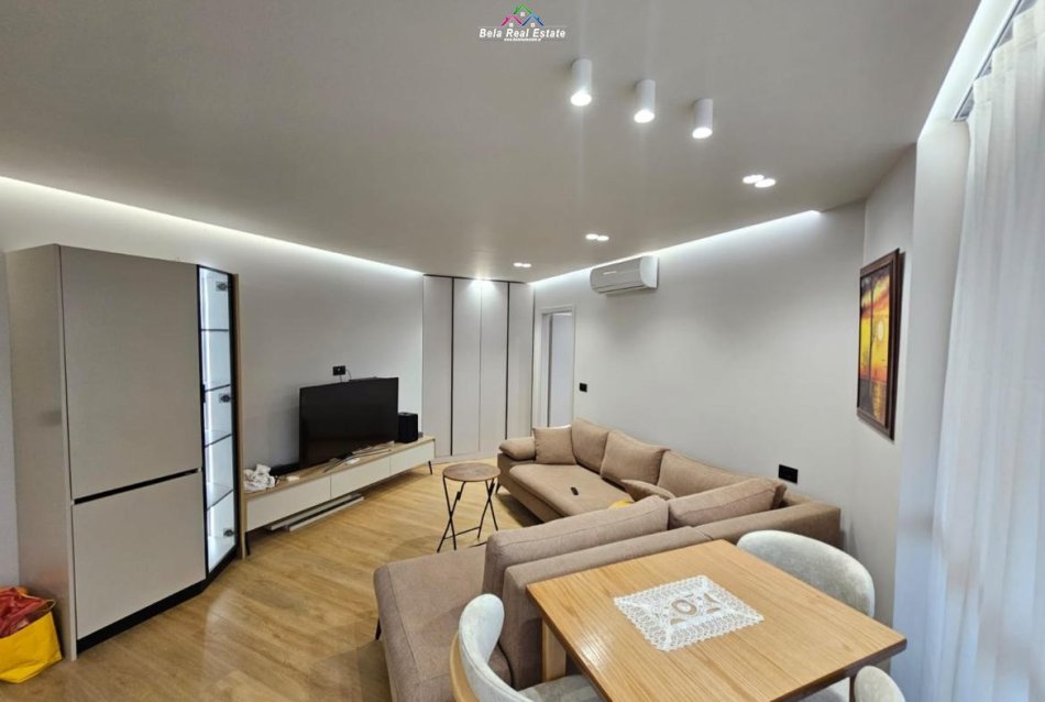 Tirane, jepet me qera apartament 1+1 Kati 4, 70 m² 780 € (vasil shanto)