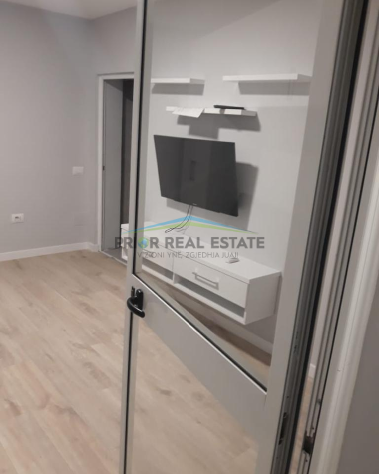 Tirane, jepet me qera garsonier Kati 0, 40 m²  45.000leke/muaj (Stadiumi Dinamo)