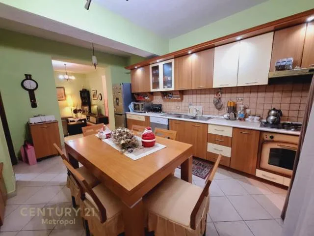 Tirane, jepet me qera apartament 2+1+BLK 120 m² 500 Euro (tregu elektrik)