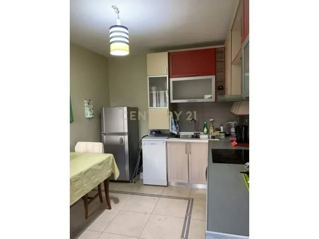 Tirane, jepet me qera apartament 700 Euro (ish restorant durresi)