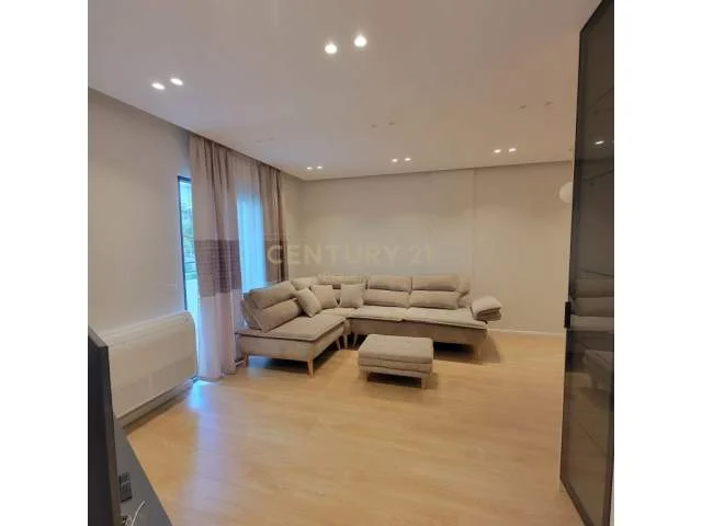 Tirane, jepet me qera apartament 1+1+BLK 60 m² 400 Euro (fresku)