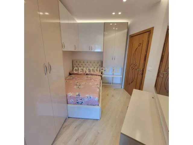 Tirane, jepet me qera apartament 1+1 Kati 1, 50 m² 400 Euro (fresku)