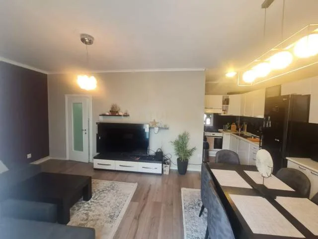 Tirane, jepet me qera apartament 88 m² 750 Euro (qender)